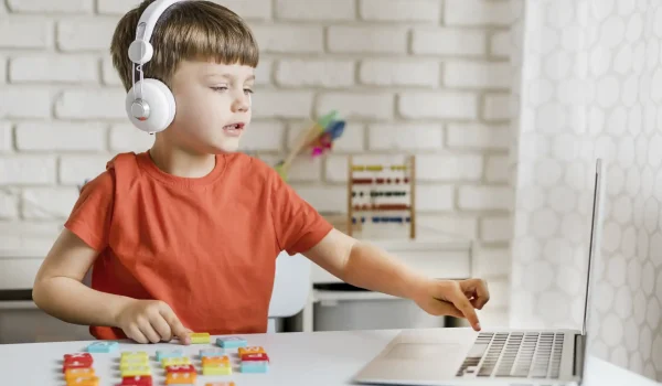 عکس کودک رایپویی درحال بازی